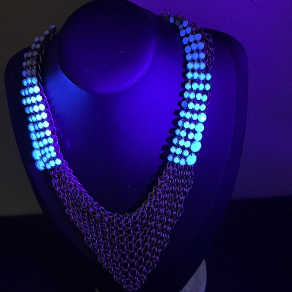 Banana Republic Net Chain Elegant Gold Tone Statement Necklace - Picture 3 of 10